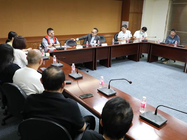 基隆市的爱四路夜市商圈相当热闹，但却未如仁三路庙口有棚架与固定的水电，需要借水电，也造成市容与卫生问题。对此基隆市议会议长童子玮（中）召开协调会，与摊商代表及市府工务处、产发处等商讨解方。（童子玮办公室提供／徐佑升基隆传真）