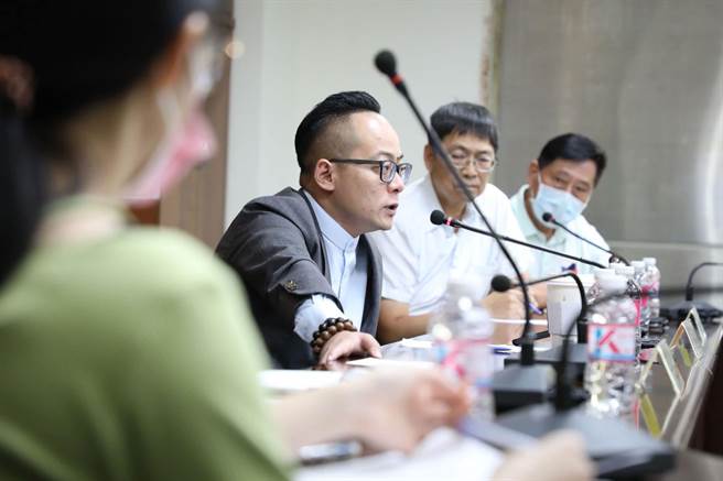 基隆市的爱四路夜市商圈相当热闹，但却未如仁三路庙口有棚架与固定的水电，需要借水电，也造成市容与卫生问题。基隆市议会议长童子玮（中）做出结论，先请市府产发处与摊商邻近屋主协调接水电，并与工务处讨论设置摊架之可行性。（童子玮办公室提供／徐佑升基隆传真）