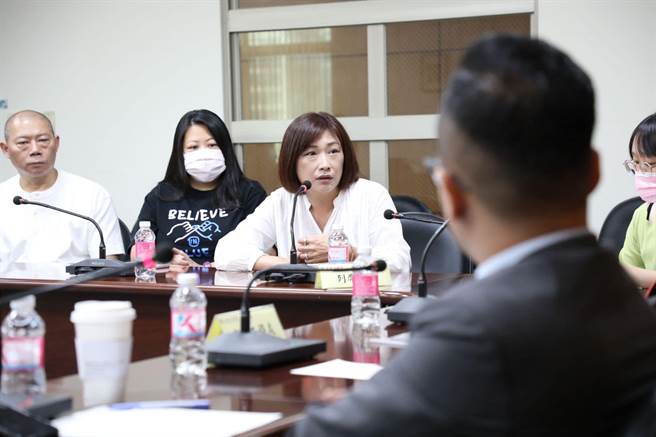 基隆市的爱四路夜市商圈相当热闹，但却未如仁三路庙口有棚架与固定的水电，也造成市容与卫生问题。爱四路摊贩管理委员会主委陈慧君（中）表示，短期希望能与屋主协商接水接电，而长期目标则是希望能有固定的摊架遮风避雨，并设有独立的水电管线。（童子玮办公室提供／徐佑升基隆传真）