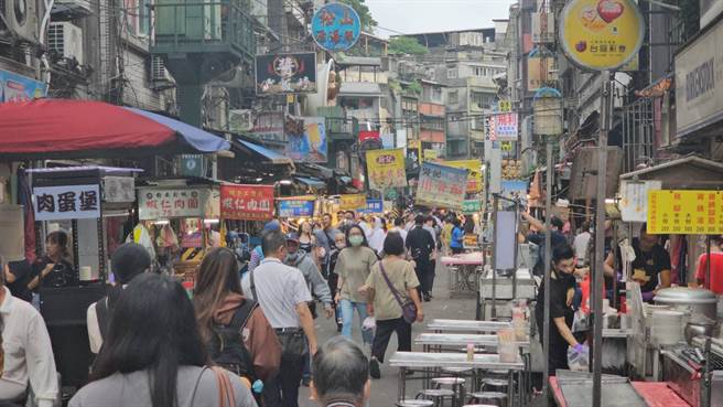 基隆市的爱四路夜市商圈相当热闹，但却未如仁三路庙口有棚架与固定的水电，需要借水电，也造成市容与卫生问题。图为爱四路夜市。（童子玮办公室提供／徐佑升基隆传真）