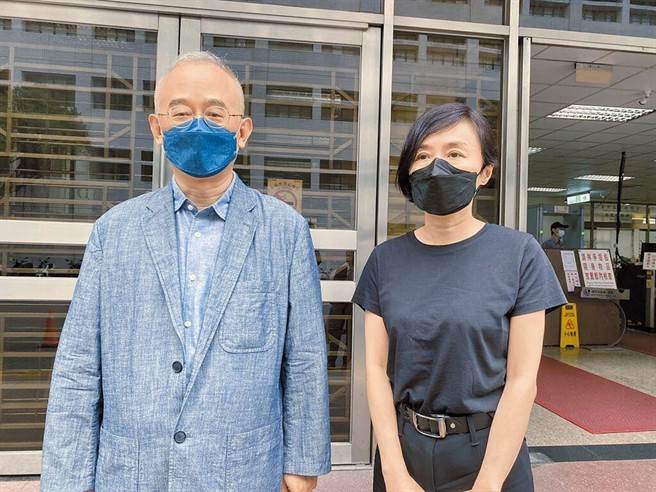 向心夫妇请律师代领许可证，不会再前往移民署。（本报资料照片）