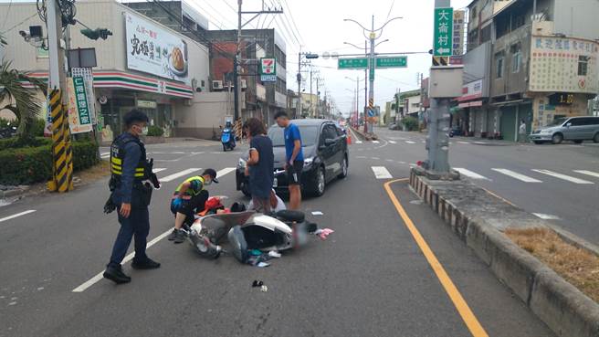 彰化县福兴乡彰鹿路四段日前发生车祸，机车骑士被撞后倒地不起，幸送医后无生命危险。（民眾提供／孙英哲彰化传真）