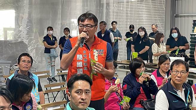 台東縣議會今前往位於卑南鄉的陽光農產包裝廠參訪，民進黨議員簡維國質疑陸方未提明確檢疫標準，包裝廠場域改善恐徒勞無功。（蕭嘉蕙攝）