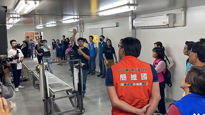 陽光農產包裝廠從進貨、選別、清潔到包裝出貨，建立明確動線與空間區隔。（蕭嘉蕙攝）