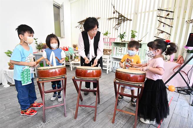 彰化县长王惠美到幼儿园与小朋友击鼓。（彰化县政府提供／吴建辉彰化传真）