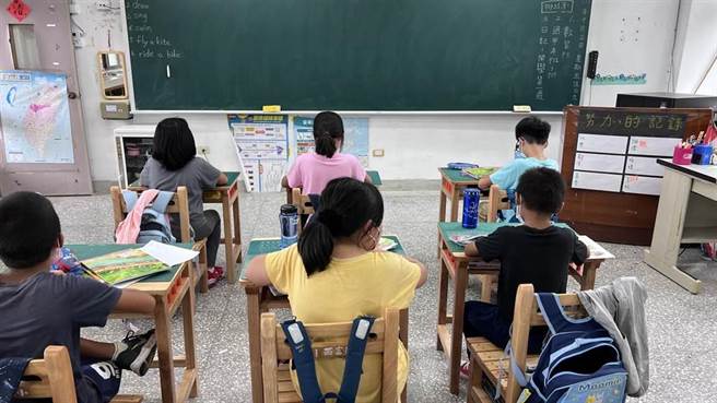 学校的木质课桌椅严重老化，新北市议员戴玮姗盼市府加强编列相关预算进行汰换。（资料照）