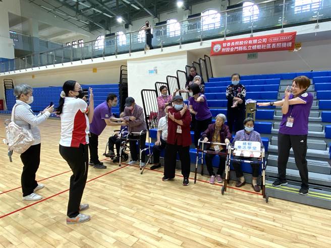 阿公阿嬷们在卫生局人员指导下做好热身运动，准备下场大展身手。（于家麒摄）
