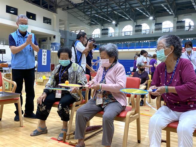 阿公阿嬷们相互帮忙、齐力完成各项挑战，虽然比赛中偶尔失误「凸槌」，但场上欢笑声不断。（于家麒摄）