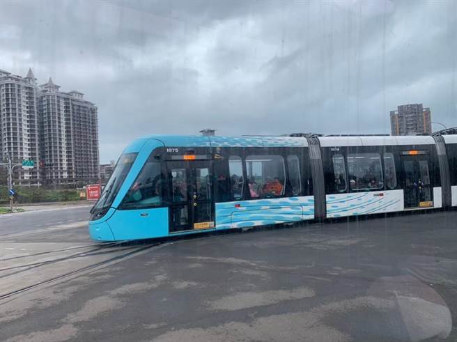 淡海輕軌二期計畫預計行經淡水中正路（淡海老街），民進黨新北市議員鄭宇恩指出，要求比照東京都電荒川線採單節車廂運行。（陳慰慈攝）