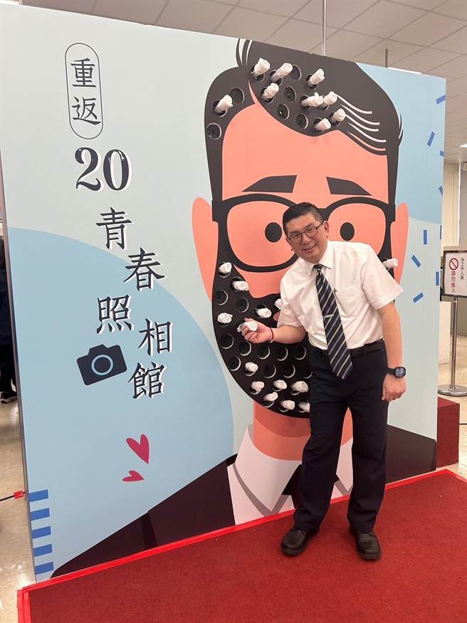 桃园市龟山区公所日前举办「青春照相馆－重返20岁」的体验，邀请有祖孙身分的李玟参加，模拟拔除长者的白髮或白鬍子，让参与者仿佛回到年轻的时光。（公所提供）