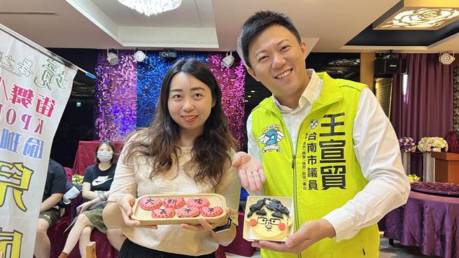 新營區公所18日偕商家宣傳大新營嘉年華，有商家特製台南市長黃偉哲形狀的蛋糕。（張毓翎攝）