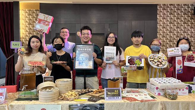 業者們展示在地特色美食及招牌伴手禮。（張毓翎攝）