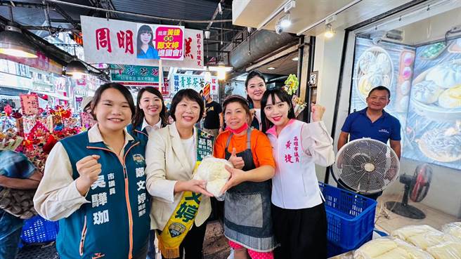 高雄市議員黃捷（右一）18日北上陪同民進黨立委參選人鄭文婷（左二）至仁愛市場掃街。圖為店家送上包子祝福鄭文婷「包中」。（鄭文婷辦公室提供／徐佑昇基隆傳真）