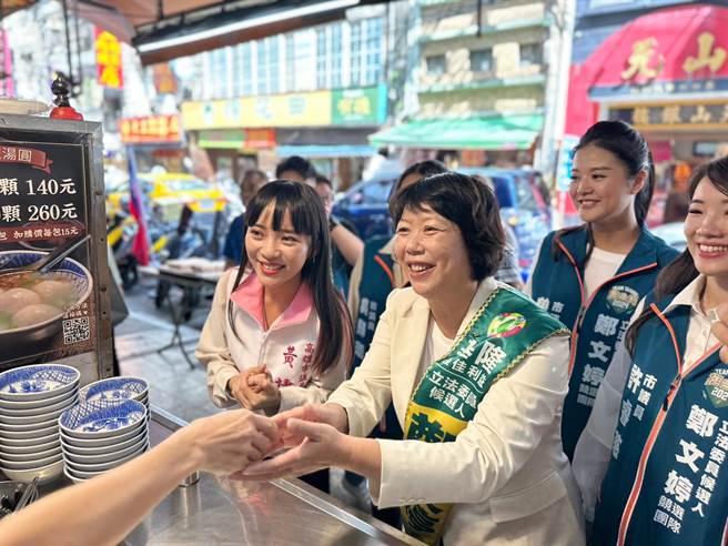 高雄市議員黃捷（左一）18日北上陪同民進黨立委參選人鄭文婷（左二）至仁愛市場掃街。圖為黃捷和鄭文婷與商家熱情握手。（鄭文婷辦公室提供／徐佑昇基隆傳真）