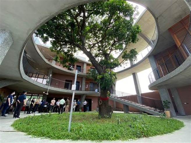 嘉義市政府及建築師公會參訪團18日到訪高雄參訪「高雄厝」，其中以全台第一座以零耗能為目標的建築「芒果樹辦公室」是參訪行程重點。（工務局提供／任義宇高雄傳真）