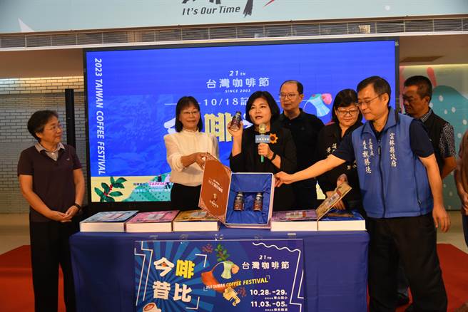 云林县长张丽善（左三）逐一开箱以咖啡为食材的产品。（周丽兰摄）