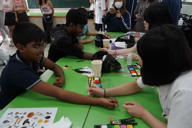 City of London School學生在醒吾中學體驗粉彩畫，每個學生都開心的選擇自己想要畫的圖案。(醒吾科大提供)