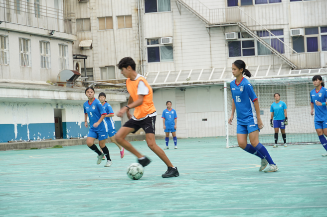 醒吾中學女子足球隊與City of London School學生足球交流，每位學生都認真對戰。 (醒吾科大提供)

