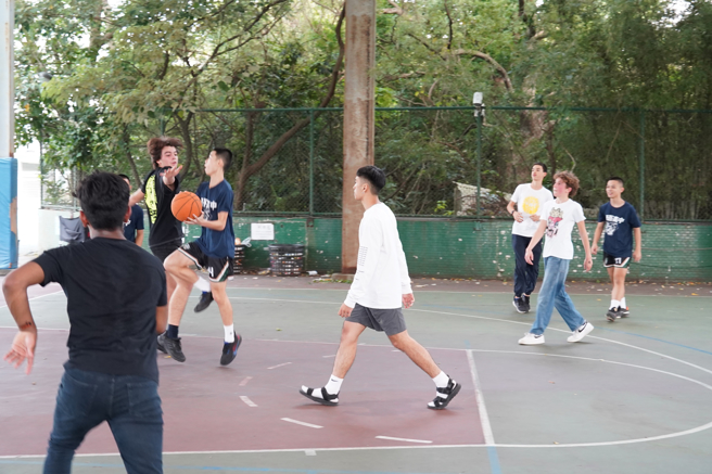 City of London School學生與連續二年拿下全新北市的冠軍的醒吾中學男子籃球隊交流也不忘拿出運動中精神全力以赴。(醒吾科大提供)