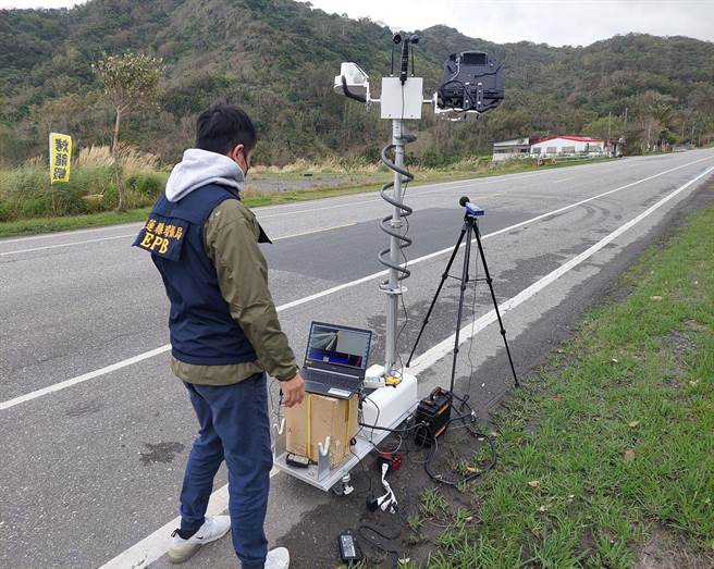 環保局選定熱區或筆直的省道，架設科技儀器，取締汽機車噪音。（花蓮縣環保局提供／王志偉花蓮傳真）