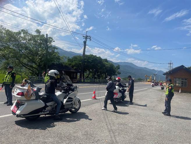 「警監環」每月定期組專案路檢勤務，稽查汽機車排氣是否改裝、噪音超標等問題。（花蓮縣環保局提供／王志偉花蓮傳真）