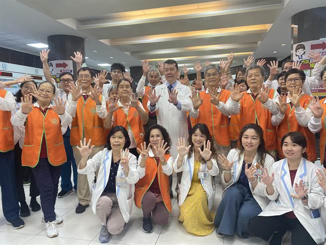 奇美醫院院長林宏榮（第二排右四）帶領志工一起運動，宣揚「健康久久，關懷久久」。（曹婷婷攝）