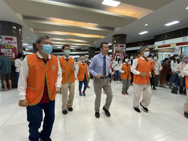 奇美醫院18日舉辦重陽節關懷長輩活動，院長林宏榮帶領志工一起做超慢跑。（曹婷婷攝）