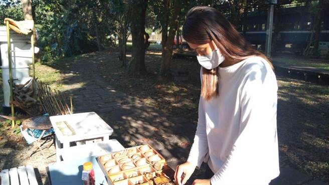 泰雅族女子小羽因须长期洗肾求职不易，透过竹北就业中心协助媒合，并启动雇用奖助措施，小羽顺利找到工作并稳定就业。（竹北就业中心提供／邱立雅竹县传真）