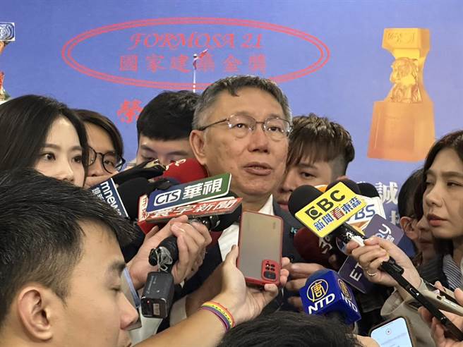 柯文哲今下午出席第一届台湾永续金奖表扬典礼，会前接受媒体联访。（杨亚璇摄）