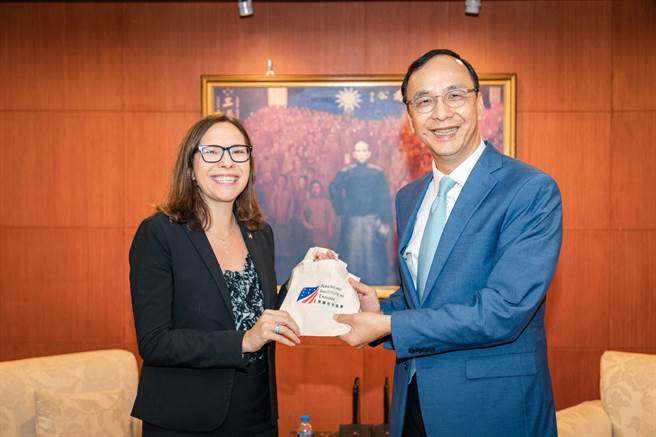 国民党党主席朱立伦昨会见美国在臺协会理事主席罗森伯格（Laura Rosenberger）。（文传会提供）