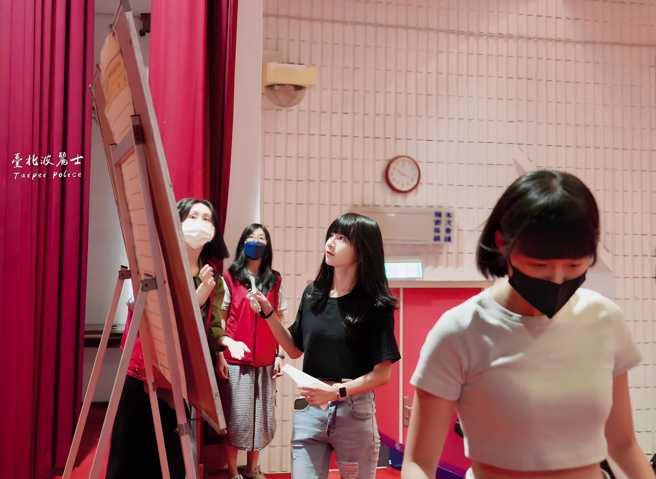 台北市警局新生报到，女警照片造成热议。（翻摄台北波丽士脸书）