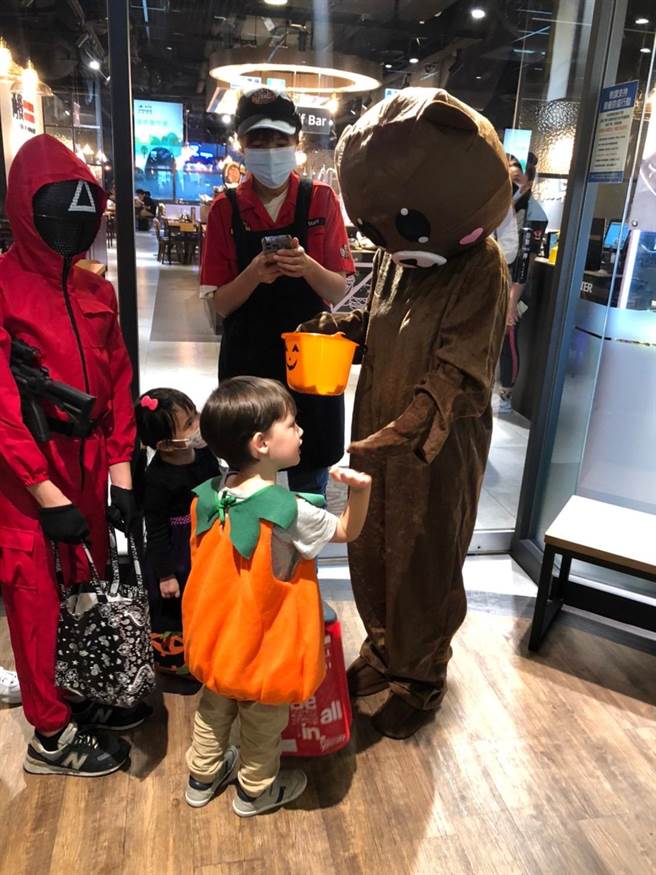 碧潭广场邀请孩童们扮装讨糖，精心打扮还有机会拿礼券。（碧潭广场提供／朱世凯台北传真）