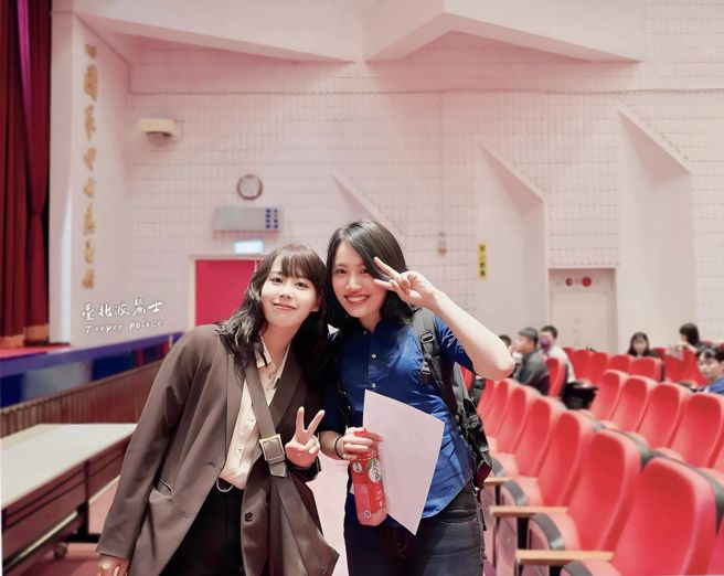 台北市警局新生报到，女警照片造成热议。（翻摄台北波丽士脸书）