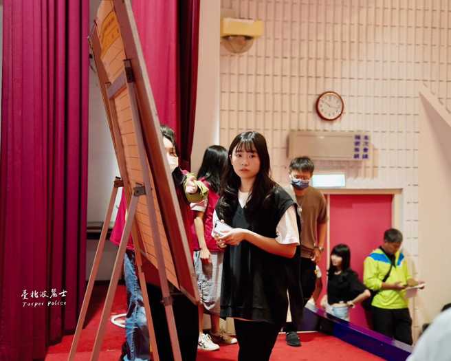 台北市警局新生报到，女警照片造成热议。（翻摄台北波丽士脸书）