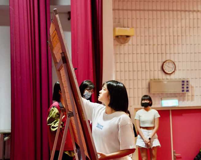 台北市警局新生报到，女警照片造成热议。（翻摄台北波丽士脸书）