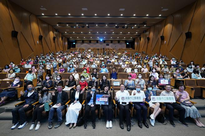 除了「開卷書香送好禮」外，高市圖活動多元「城市講堂」、「青春逗陣」、「戶外走讀」、「閱讀袋著走」等例行活動，圖書館會適時地將企業贊助禮品納入。（圖／高雄市文化局）