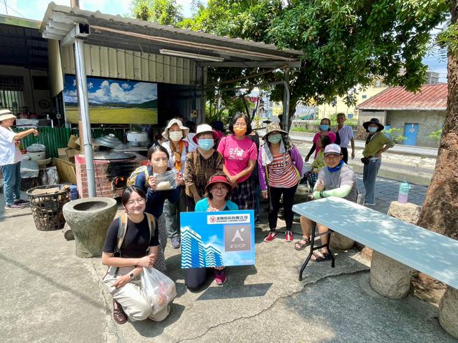 高市圖活動多元，其「戶外走讀」活動也常受到企業贊助。（圖／高雄市文化局）