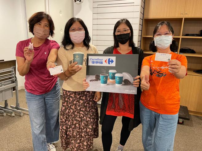 今年「開卷書香送好禮」連結家樂福咖啡券等多樣好禮結合閱讀。（圖／高雄市文化局）