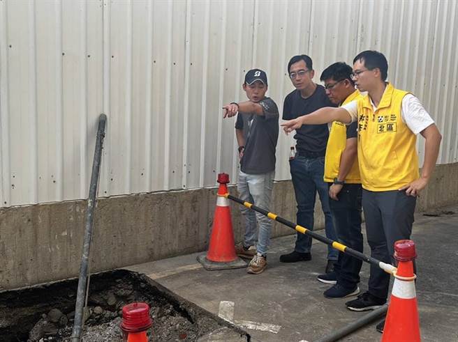新竹市和平路1处建案工地旁上个月21日出现塌陷，市议员林彦甫（右一）要不到建案施工计画书与监测记录，怒轰不受监督，如何能有公共安全？（摘自林彦甫脸书／陈育贤新竹传真）