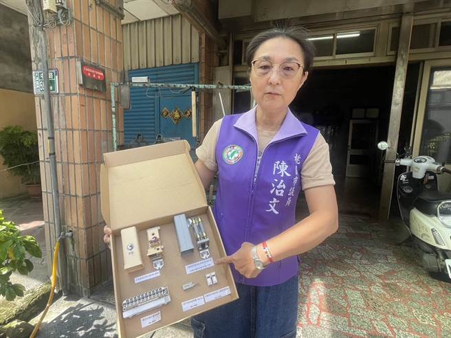 中华电信保安器老旧民怨没作用，遇打雷毁损家中设备，桃园市议员陈治文要求中华电信负责改善。（吕筱蝉摄）