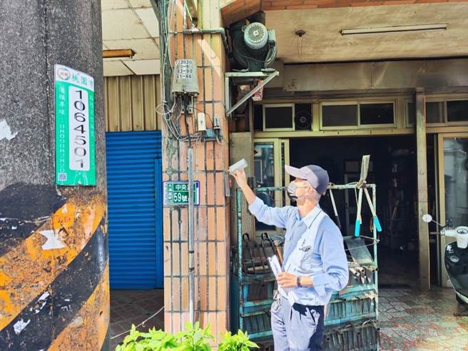 中华电信工作人员18日前往巡检，也说会加强巡修并优先汰换旧型保安器。（吕筱蝉摄）