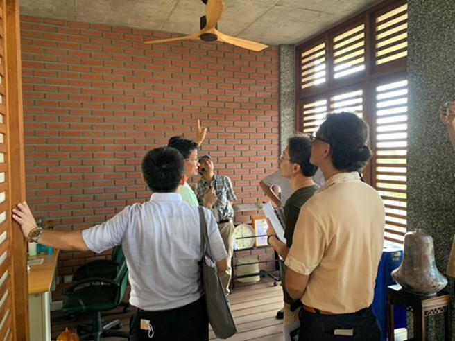 嘉義產官學參訪高雄厝建築。（圖片來源：高雄市工務局提供）
