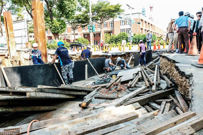 新竹縣竹北市縣政七街「新業建設」建案工地15日發生瓦斯和自來水外漏，開挖路面發現土石嚴重流失的坑洞，18日持續進行修復。（羅浚濱攝）