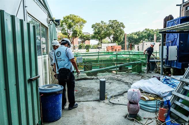 新竹縣竹北市縣政七街「新業建設」建案工地內工務室旁基地，17日深夜發生土石流失塌陷，緊急灌漿補強，縣府18日委託大地工程技師公會專業技師會勘。（羅浚濱攝）