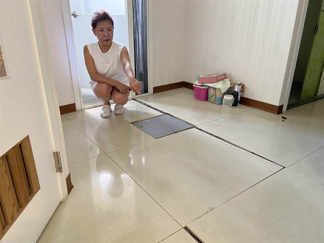 屋主郑小姐愤而在住家门口及侧边墙面悬挂「割韭菜」等内容的大字报。（吴佩蓉摄）