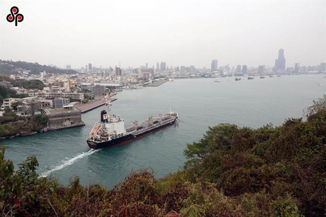 为加强高雄港货物运输与储备空间，同时提升港区作业及管制效率，高雄港务分公司规划「高雄港第四货柜中心后线场地扩建工程」，并提出「扩大及拟定高雄市主要计画」政策评估说明书。（报系资料照）