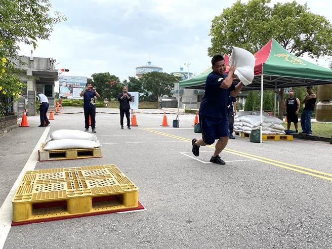 金酒公司将招考50名生产线储备技术员，不少民眾相继至金酒贴心设置的模拟练习试场锻炼体力与应试技巧。(于家麒摄)
