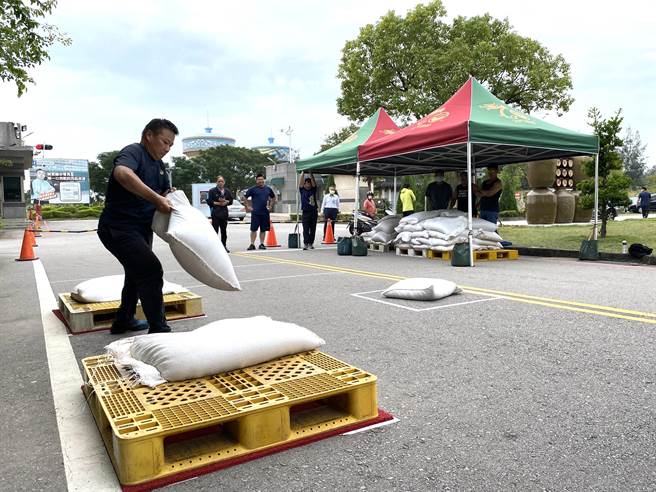 近日有不少超强的考生经过一番苦练后，可于17秒左右完成测验，相当勇猛。(于家麒摄)