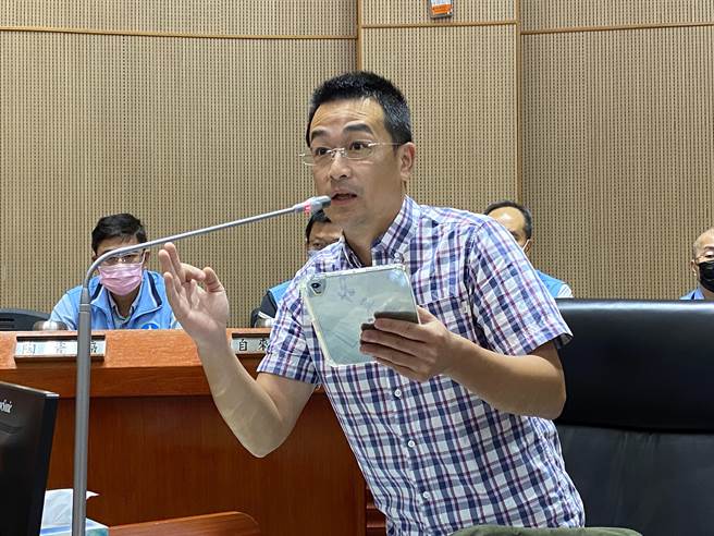 议员董森堡昨日质询金酒招考人员年龄最低门槛设定在满16岁，恐衍生家庭与后续管理等问题。(于家麒摄)
