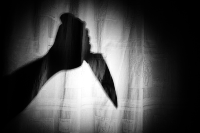 王姓妇人与陈姓丈夫感情不睦，持热水瓶浇淋睡梦中的陈男后，再持水果刀猛刺对方，导致送医不治，被台南地方法院判刑13年。（示意图/shutterstock达志影像）